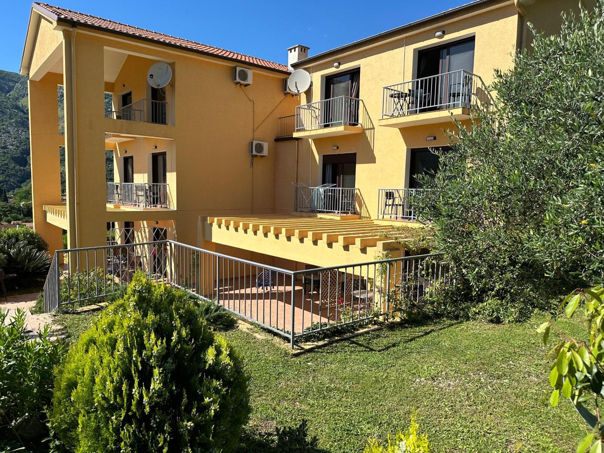 Villa Risan Apartments Exterior foto